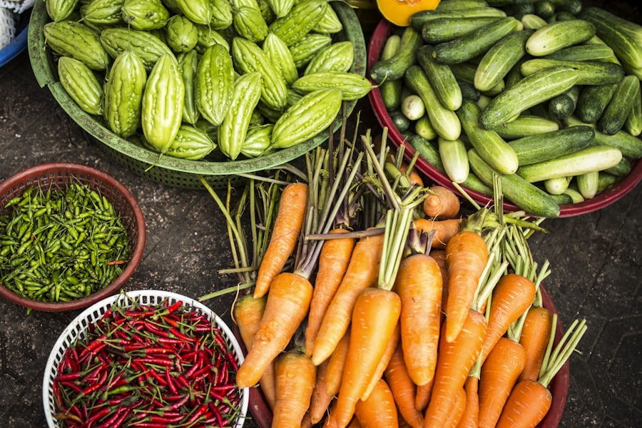 Bols de carottes, concombres et piments fraîchement cueillis